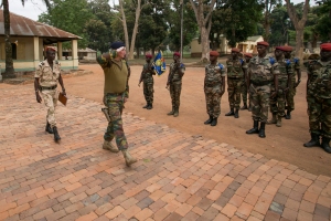 Le GBR RUYS salue les troupes avant de viviter le camp KASSAI (crédit-photo: EUTM RCA/ V. Tritz)